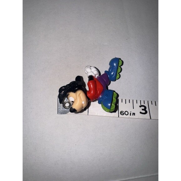 Disney Max Goof Troop 1992 Rollerblading PVC Toy 2" Figure - Picture 6 of 6